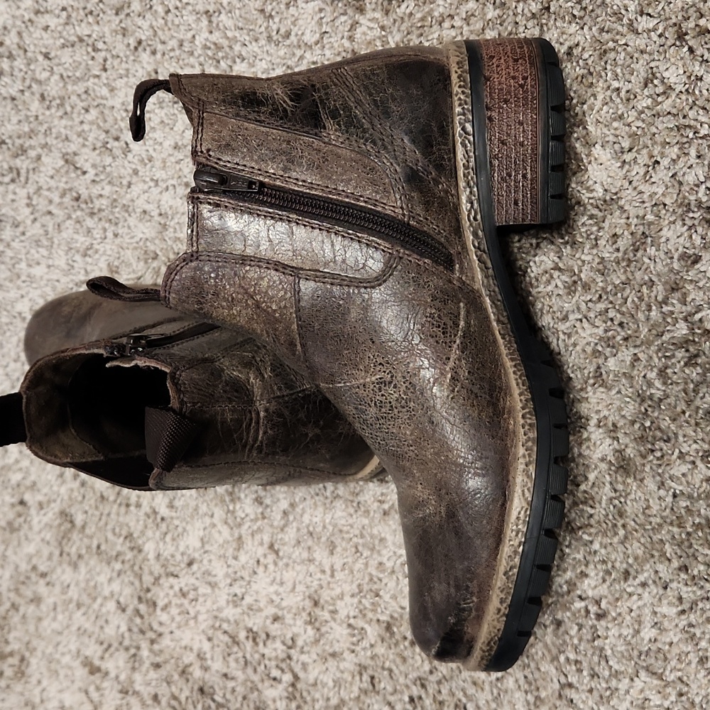 Women's Weathered Black Leather Ankle Boots - Picture 8 of 9